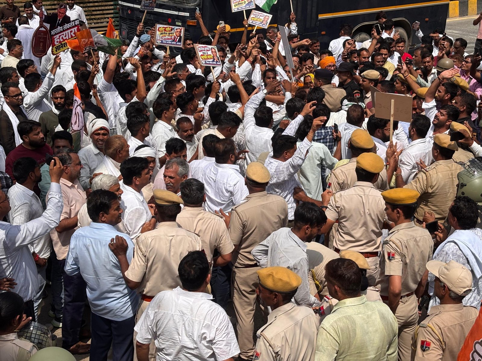 ईवीएम और ‘वोट चोरी’ के आरोपों को लेकर कांग्रेस का अलवर में प्रदर्शन, बेरिकेडिंग तोड़ने पर पुलिस से धक्का-मुक्की